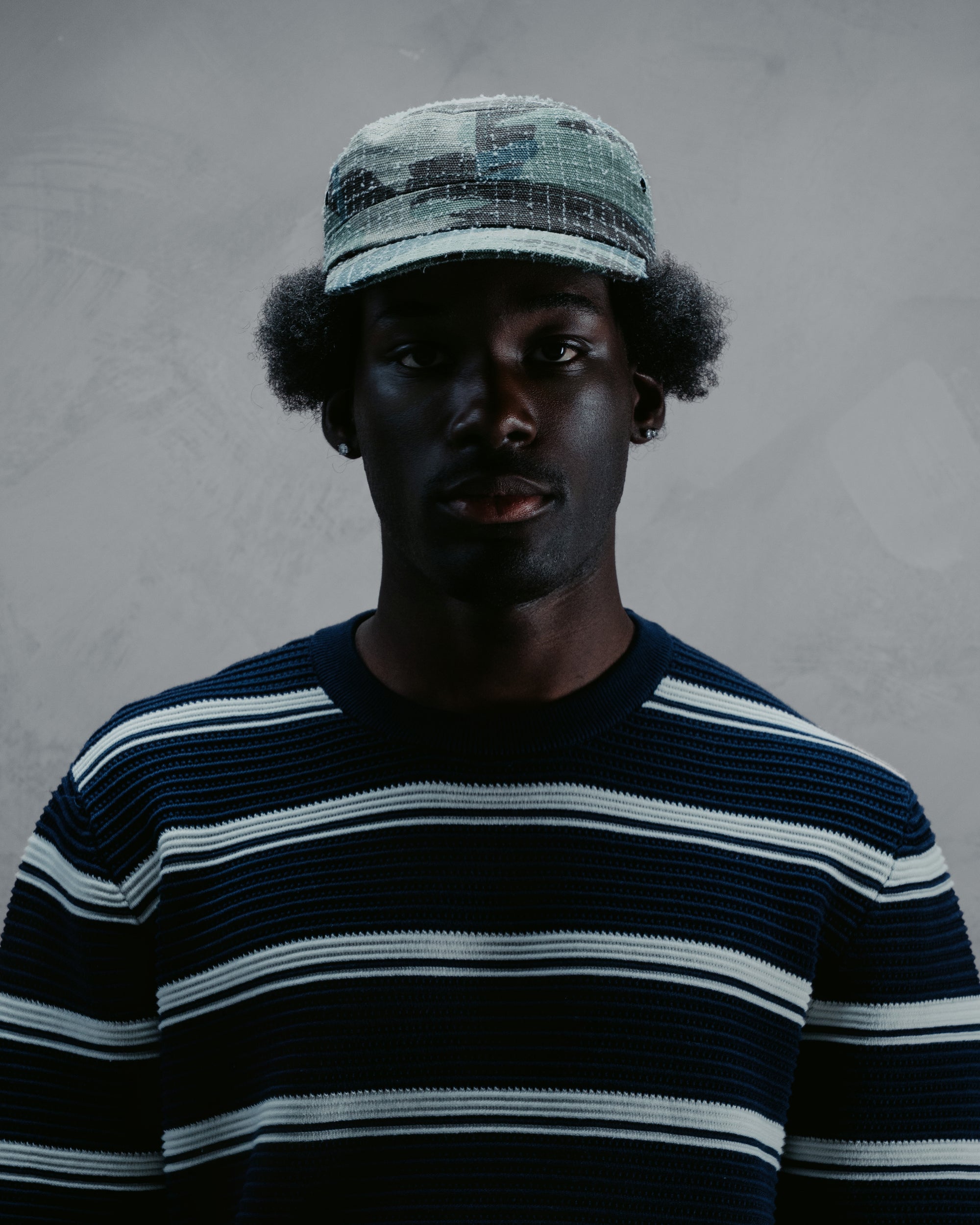 NAVY KNIT STRIPED TEE